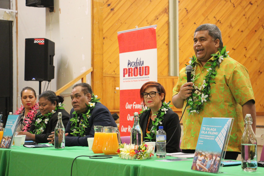 Manuila Tausi speaking to Tuvaluans gathered